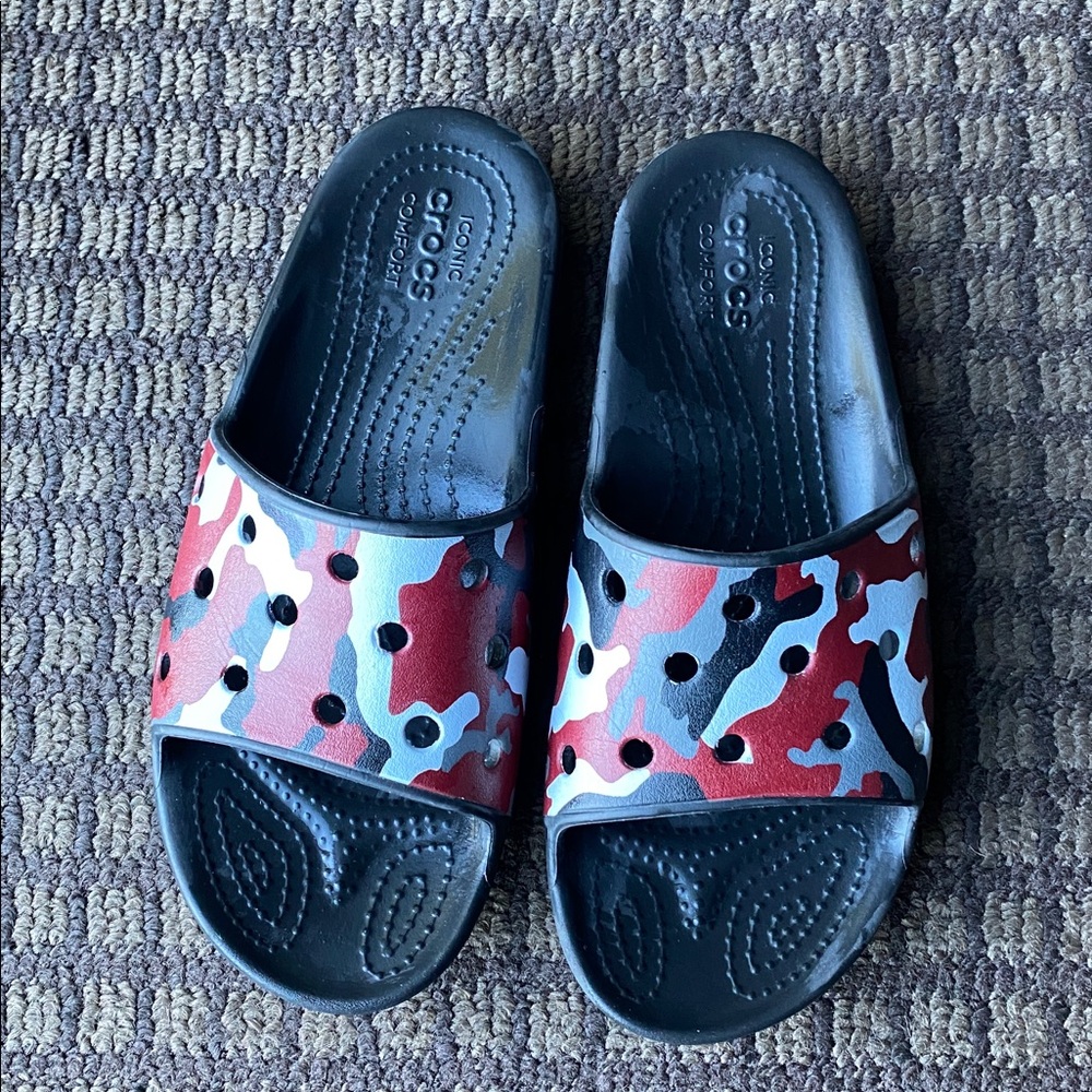 CROCS Kids Red and Black Camo Slide Sandals